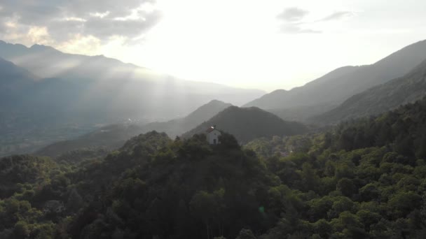 航空写真 緑の森林 スーサ渓谷 アルプス トリノ イタリアの上に建つ古いチャペルの上を飛んでください ネイティブ Cinelike ログ区間フラット カラー — ストック動画
