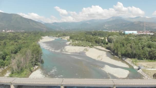 Aérien Voitures Haut Bas Conduisant Sur Pont Routier Sur Rivière — Video