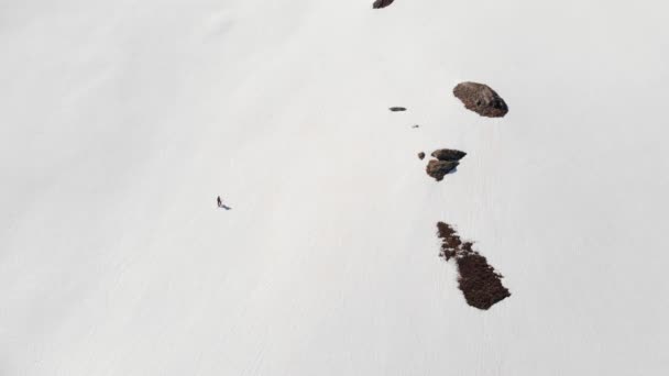 Aérea Volando Sobre Excursionista Caminando Hacia Cima Montaña Nevada Esquí — Vídeos de Stock