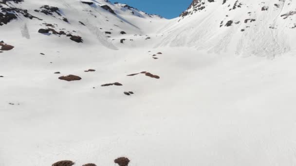 飞越徒步旅行者走向雪山顶 滑雪旅游登山雪山 全景上的阿尔卑斯山 克服逆境 取得成功 — 图库视频影像