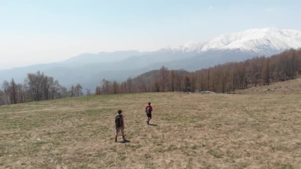 Aéreo Sobrevoando Caminhadas Casal Montanha Olhando Para Panorama Vale Alpino — Vídeo de Stock