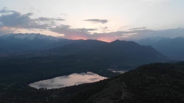 Aerea Sorvolando Campagna Bosco Lago Dall Alto Tramonto Cielo Colorato — Video Stock