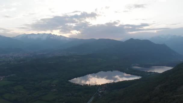 Aerea Sorvolando Campagna Bosco Lago Dall Alto Tramonto Cielo Colorato — Video Stock