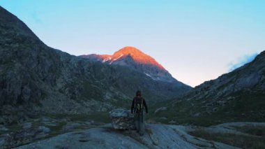 Backpacker patika pastoral dağ manzara mavi göl, yüksek dağ tepe ve buzul üzerinde hiking. Alpler maceralara yaz.