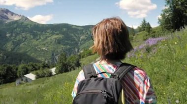Backpacker patika pastoral dağ manzara mavi göl, yüksek dağ tepe ve buzul üzerinde hiking. Alpler maceralara yaz.