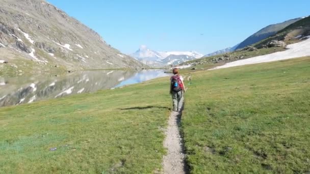 Backpacker Vandring Gångstig Idyllisk Bergslandskap Med Blå Sjön Hög Bergstopp — Stockvideo