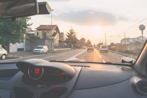 Carro Condução Rua Urbana Com Tráfego Vista Dentro Interior Veículo — Fotografia de Stock