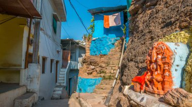 Omkareshwar, Hindistan - 28 Kasım 2107: büyüleyici dar sokakları ve Omkareshwar, Hindistan'da kutsal şehir, sokak yürüyüş.