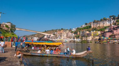 Omkareshwar, Hindistan - 28 Kasım 2107: hacılar kutsal hindu tapınağı'nda Omkareshwar, Madhiya Pradesh, Hindistan, kutsal hedef içinde.