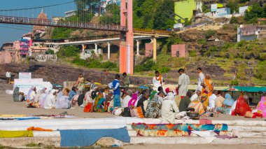 Omkareshwar, Hindistan - 28 Kasım 2107: hacılar kutsal hindu tapınağı'nda Omkareshwar, Madhiya Pradesh, Hindistan, kutsal hedef içinde.