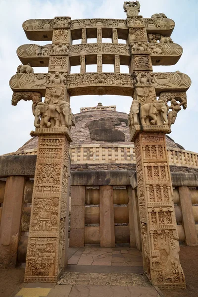 サーンチー仏塔 建物は 古代の仏教宗教ミステリー 彫刻のある石 マディヤ プラデーシュ州 インドでの旅行先 — ストック写真