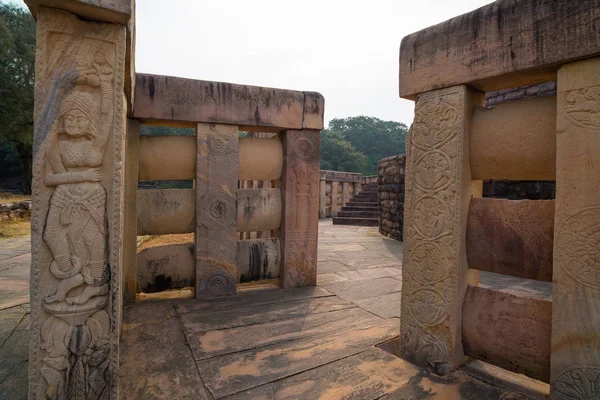 サーンチー仏塔 建物は 古代の仏教宗教ミステリー 彫刻のある石 マディヤ プラデーシュ州 インドでの旅行先 — ストック写真