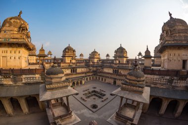 Orchha Palace, iç avlu ve taş oymalar, arka ışık ile. Ayrıca ceylan, ünlü seyahat hedef Madhya Pradesh, Hindistan yazıldığından.