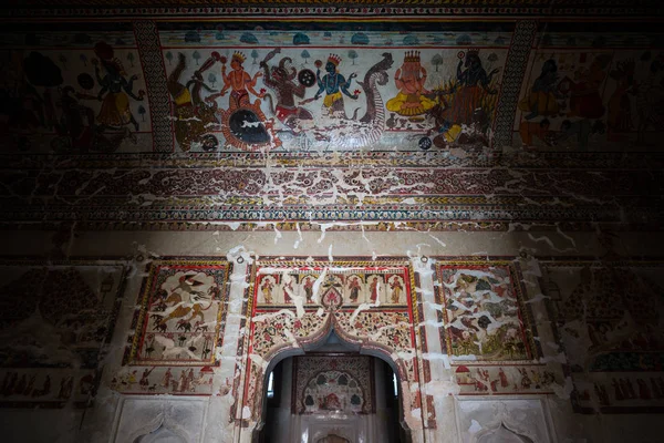 壁の絵画の装飾 オールチャー宮殿 Madhiya プラデーシュ州 インド内部の詳細を描く — ストック写真