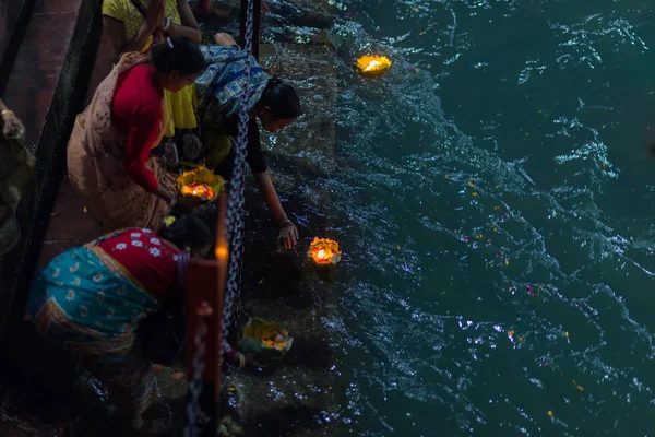 Haridwar India 2017年3月20日 印度Haridwar的圣地 印度教圣地 朝圣者向恒河献上飘扬的花朵和燃烧的蜡烛 — 图库照片