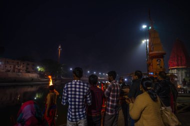 Ujjain, Hindistan - 7 Aralık 2017: Hindu dini için kutsal kasaba Ujjain, Hindistan 'daki kutsal nehirde düzenlenen dini törene katılan insanlar.