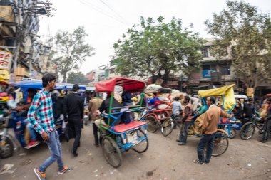 Delhi, Hindistan - 11 Aralık 2017: kalabalık ve Chandni Chowk'tan, eski Delhi, ünlü seyahat hedef Hindistan Caddesi'nde trafik. Kaotik şehir hayatı, çalışan insanlar, balıkgözü ultra geniş görüş.