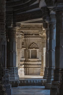 Ranakpur, Hindistan - 2 Şubat 2017: İç Ranakpur, Rajasthan, Hindistan görkemli jainist tapınakta. Taş oymalar, geniş açılı görünüş mimari detaylar.