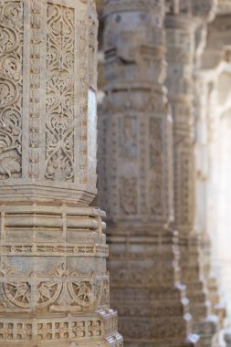 Ranakpur, Hindistan - 2 Şubat 2017: İç Ranakpur, Rajasthan, Hindistan görkemli jainist tapınakta. Taş oymalar, geniş açılı görünüş mimari detaylar.