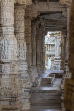 Ranakpur, Hindistan - 2 Şubat 2017: İç Ranakpur, Rajasthan, Hindistan görkemli jainist tapınakta. Taş oymalar, geniş açılı görünüş mimari detaylar.