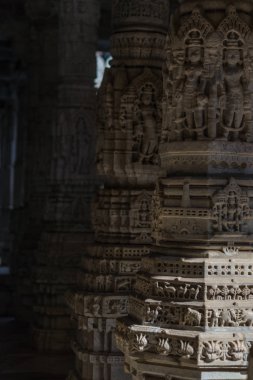 Ranakpur, Hindistan - 2 Şubat 2017: İç Ranakpur, Rajasthan, Hindistan görkemli jainist tapınakta. Taş oymalar, geniş açılı görünüş mimari detaylar.