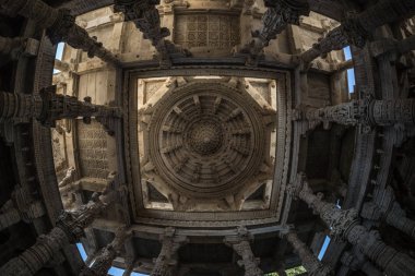 Ranakpur, Hindistan - 2 Şubat 2017: İç Ranakpur, Rajasthan, Hindistan görkemli jainist tapınakta. Taş oymalar, geniş açılı görünüş mimari detaylar.