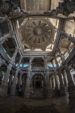 Ranakpur, Hindistan - 2 Şubat 2017: İç Ranakpur, Rajasthan, Hindistan görkemli jainist tapınakta. Taş oymalar, geniş açılı görünüş mimari detaylar.