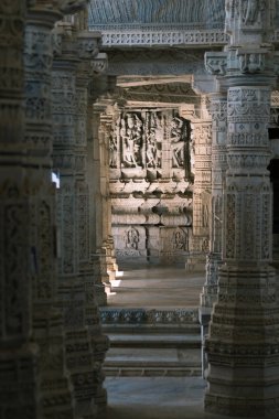 Ranakpur, Hindistan - 2 Şubat 2017: İç Ranakpur, Rajasthan, Hindistan görkemli jainist tapınakta. Taş oymalar, geniş açılı görünüş mimari detaylar.
