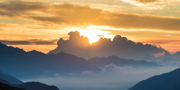 Alps Sunrise Colorful Sky Majestic Mountain Peaks Fog Mist Valleys — Stock Photo, Image