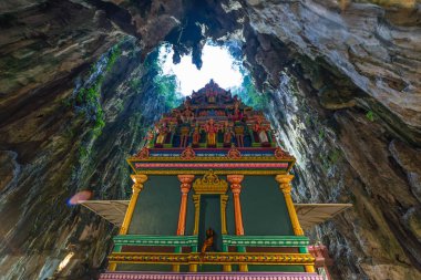 Batu Caves Kuala Lumpur Malezya, doğal iç kireçtaşı mağara tapınakları ile dekore edilmiş ve Hindu türbelerin, Güney Doğu Asya gezisi seyahat hedef.
