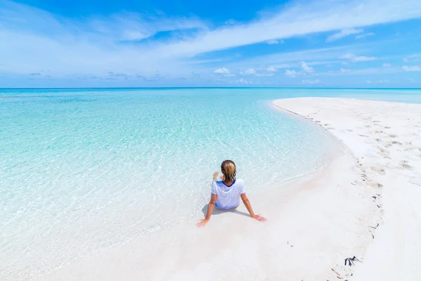 Kadın Güneşlenme Doğal Beyaz Kum Plaj Dikiz Güneşli Bir Gün — Stok fotoğraf