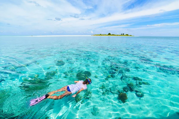 在珊瑚礁热带加勒比海中潜水的女人 蓝绿色的海水 印度尼西亚Wakatobi Archipelago Marine National Park Tourist Diving Travel — 图库照片