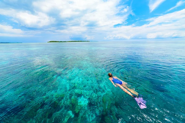 Mujer Buceando Arrecife Coral Mar Tropical Caribeño Agua Azul Turquesa — Foto de Stock