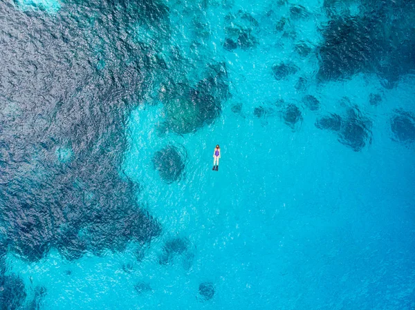 Вниз Воздуху Люди Ныряют Маской Коралловым Рифам Тропического Карибского Моря — стоковое фото