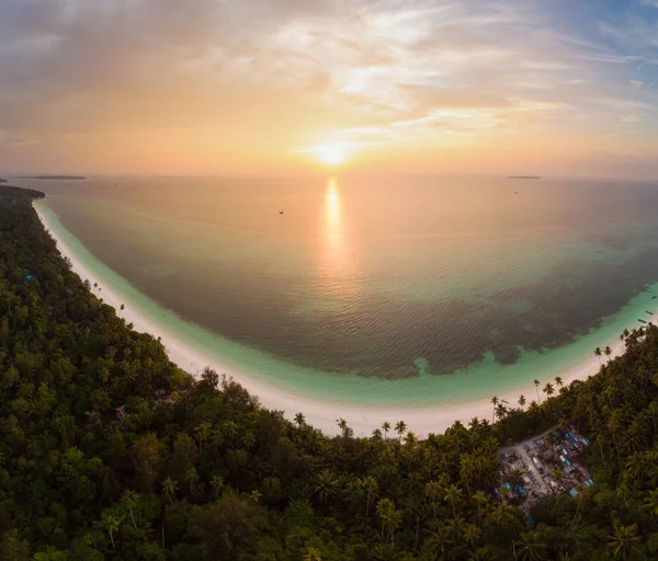 Luftaufnahme Tropischen Strand Inselriff Karibik Meer Dramatischen Himmel Bei Sonnenuntergang — Stockfoto