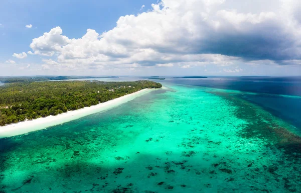 Vista Aerea Spiaggia Tropicale Isola Barriera Corallina Mare Caraibico Indonesia — Foto Stock