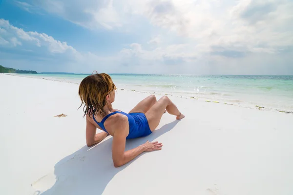 Mujer Tomando Sol Playa Arena Blanca Escénica Vista Trasera Día —  Fotos de Stock