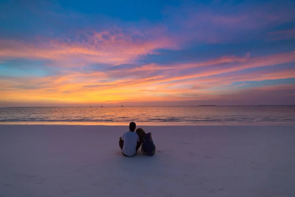 Pareja Viendo Cielo Atardecer Sentado Playa Arena Cielo Romántico Atardecer —  Fotos de Stock