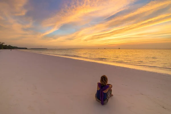 Mulher Relaxante Praia Areia Céu Romântico Pôr Sol Visão Traseira — Fotografia de Stock