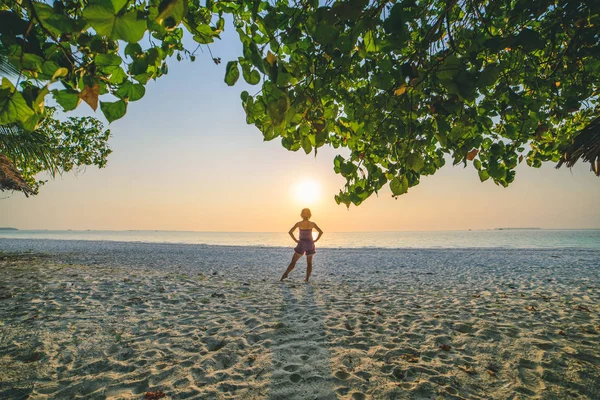 Mujer Bailando Playa Arena Cielo Romántico Atardecer Vista Trasera Luz —  Fotos de Stock
