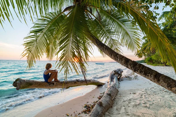妇女在椰子棕榈边放松在风景秀丽的白色沙滩上 阳光明媚的日子 绿松石透明的水 真正的人 印度尼西亚 基伊岛 摩鹿加斯马鲁古 瓦布海滩 — 图库照片