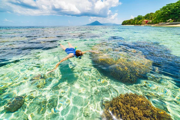 Frau Schnorcheln Auf Korallenriff Tropische Karibik Meer Türkisblaues Wasser Indonesien — Stockfoto
