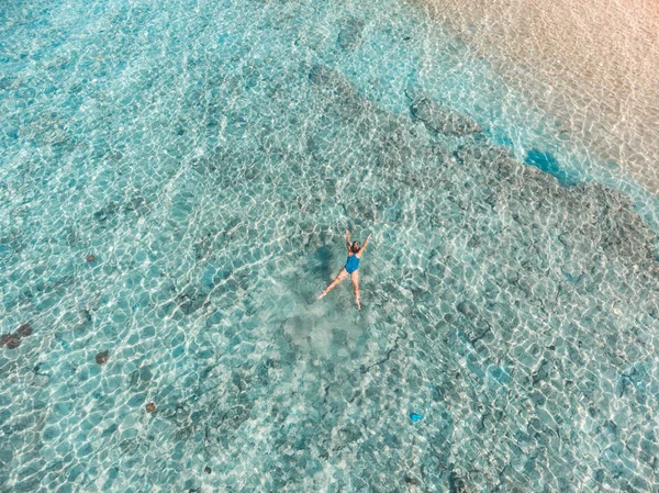 Aerial Uppifrån Personer Snorkling Korallrev Tropiska Karibiska Havet Turkosblått Vatten — Stockfoto