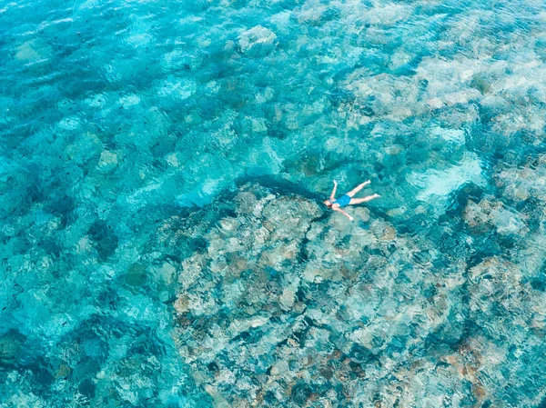 Gente Aérea Arriba Abajo Haciendo Snorkel Arrecife Coral Mar Tropical — Foto de Stock