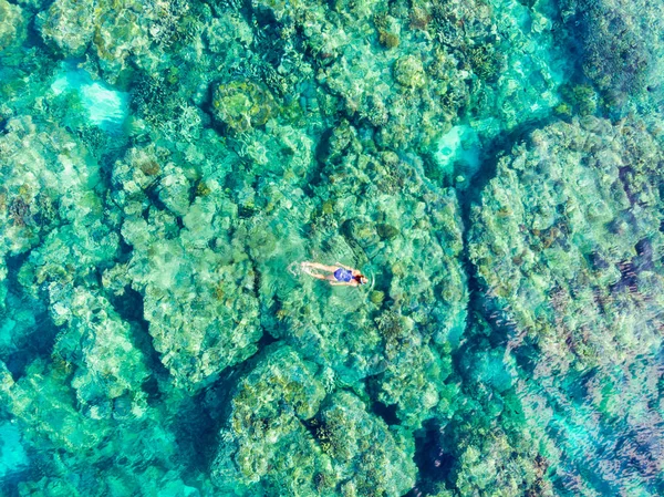 Aerial Uppifrån Personer Snorkling Korallrev Tropiska Karibiska Havet Turkosblått Vatten — Stockfoto