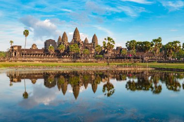 Angkor Wat güneşli gün mavi gökyüzü ana cephe su birikintisi günbatımı ışık yansıması. Kamboçya'da dünya ünlü Tapınağı, turistik seyahat hedef.