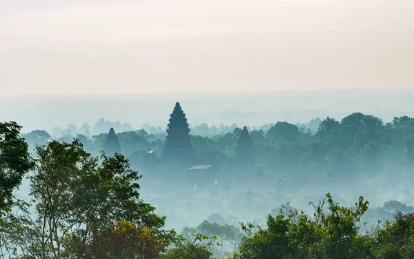 Angkor Wat Sunny Day Main Facade Silhouette Misty Green Forest — Stock Photo, Image
