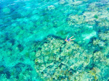 Hava yukarıdan aşağıya mercan kayalığı tropikal Karayip Denizi, turkuaz mavi su üzerinde şnorkel insanlar. Endonezya Endonezya Moluccas adalar, Banda Adaları, Pulau Hatta, Dalış seyahat turizm