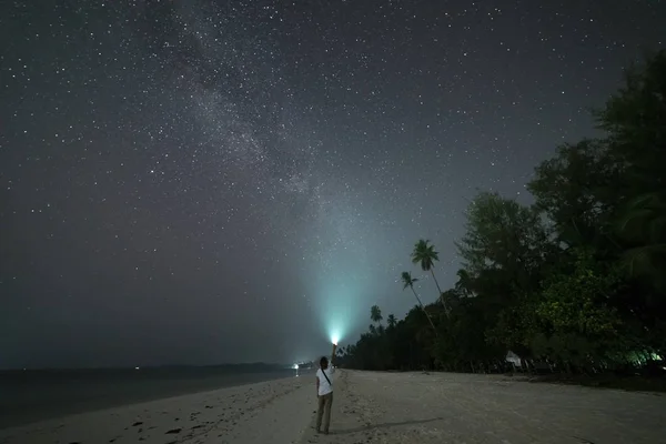 Mulher Olhando Para Estrelas Caminho Leitoso Praia Areia Luz Tocha — Fotografia de Stock