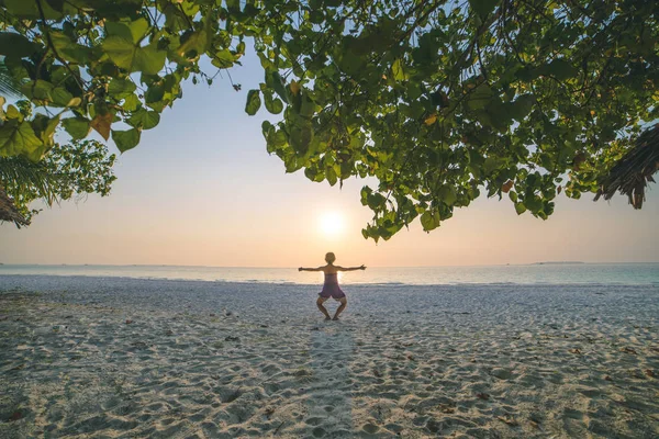 Mujer Bailando Playa Arena Cielo Romántico Atardecer Vista Trasera Luz —  Fotos de Stock